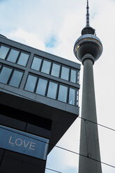 Deutschland, Berlin, Blick auf Fernsehturm und Gebäude mit dem Wort 'Love' - NGF000242