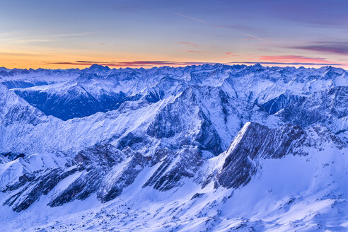 Deutschland, Bayern, Sonnenaufgang auf der Zugspitze, Blick nach Österreich mit Mieminger Kette - STSF000999