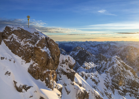 Deutschland, Bayern, Sonnenaufgang auf der Zugspitze, Blick auf Gipfel und Jubiläumsgrat, lizenzfreies Stockfoto