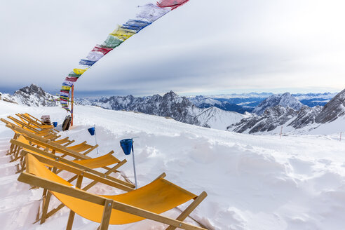 Österreich, Tirol, Liegestühle auf dem Zugspitzplatt - STSF001004