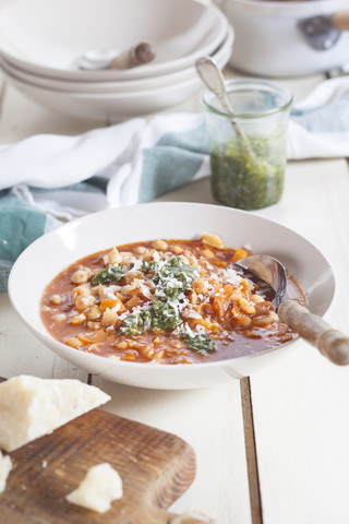 Zuppa di Ceci, italienische Kichererbsensuppe in Schale, lizenzfreies Stockfoto