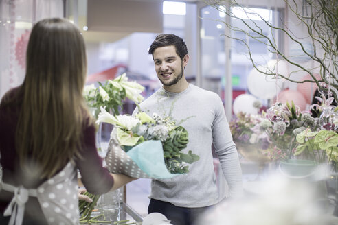 Mann kauft Blumen im Blumenladen - ZEF008123