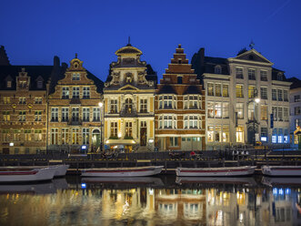 Belgien, Gent, Promenade an der Korenlei mit historischen Häusern am Abend - AMF004713