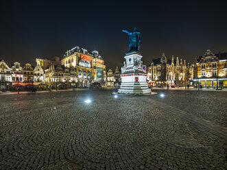 Belgium, Ghent, monumant Jacob van Artevelde on Friday market at night - AMF004715