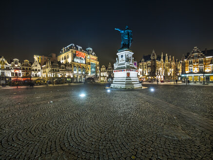 Belgien, Gent, Monument Jacob van Artevelde auf dem Freitagsmarkt bei Nacht - AMF004715