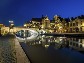 Belgien, Gent, Korenlei und Graslei mit St.-Nikolaus-Kirche und St.-Michael-Brücke bei Nacht - AMF004717