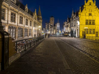 Belgien, Gent, Altstadt mit St.-Nikolaus-Kirche und Glockenturm bei Nacht - AMF004719