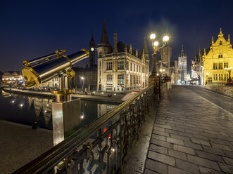 Belgien, Gent, Blick von der St.-Michael-Brücke auf die Altstadt mit der St.-Nikolaus-Kirche und dem Glockenturm bei Nacht - AMF004720