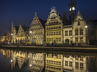 Belgien, Gent, Promenade an der Graslei mit historischen Häusern bei Nacht - AMF004722