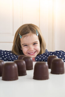 Porträt eines glücklichen Mädchens mit Schokoladen-Marshmallows - LVF004485