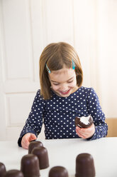 Kleines Mädchen isst Schokoladen-Marshmallow - LVF004488