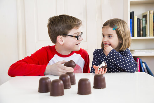 Kleines Mädchen und ihr Bruder essen Schokoladen-Marshmallows - LVF004490