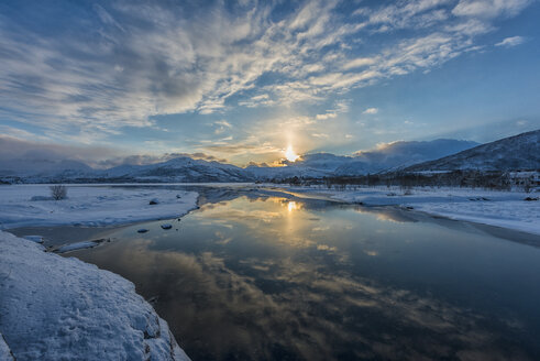 Norwegen, Fjord im Winter bei Sonnenuntergang - LOMF000189