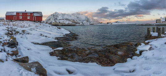 Norwegen, Lofoten, Henningsvajer Stadt bei Sonnenuntergang im Winter - LOMF000191