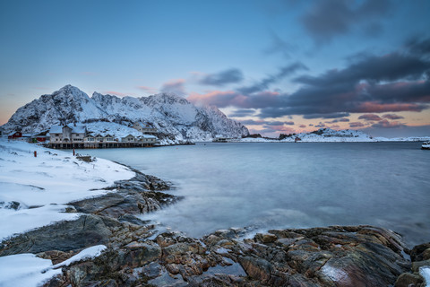 Norwegen, Lofoten, Henningsvajer Stadt bei Sonnenuntergang im Winter, lizenzfreies Stockfoto