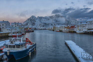 Norwegen, Lofoten, Henningsvajer Stadt bei Sonnenuntergang im Winter - LOMF000193