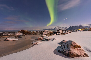 Norwegen, Lofoten-Inseln, Nordlicht über Strand im Winter - LOMF000195