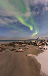 Norwegen, Lofoten-Inseln, Nordlicht über Strand im Winter - LOMF000196