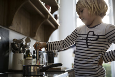 Mädchen in der Küche beim Kochen mit Kochtopf - FKF001670