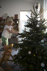 Mädchen schmückt Weihnachtsbaum - FKF001671