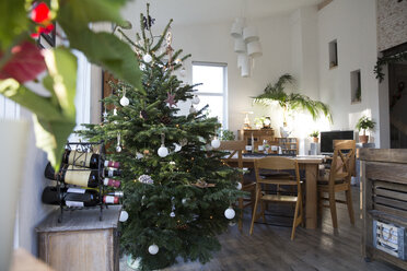 Hausinterieur mit Weihnachtsbaum - FKF001674