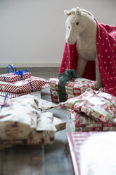 Wrapped Christmas presents - FKF001675
