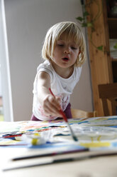 Mädchen malt mit Aquarellfarben - FKF001676