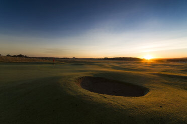 Schottland, North Berwick, Luffness Golf Course, Sonnenaufgang, Bunker und Grün - SMA000414