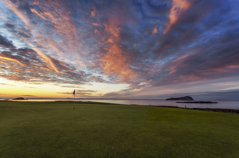 Schottland, North Berwick, West Golf Course bei Sonnenuntergang, lizenzfreies Stockfoto