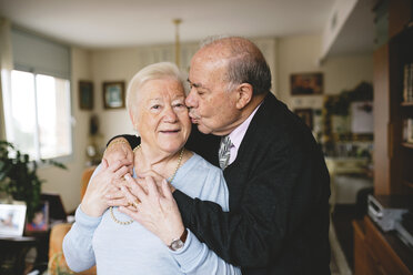 Älteres Paar umarmt und küsst sich zu Hause - GEMF000670