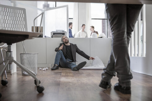 Creative professional sitting on office floor - ZEF008155