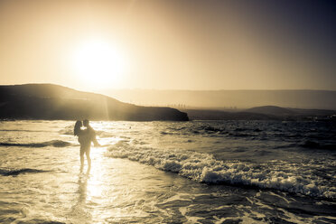 Spanien, Teneriffa, Silhouette eines jungen verliebten Paares an der Strandpromenade - SIPF000153