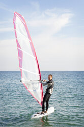 Mann beim Windsurfen auf dem Meer - VABF000104