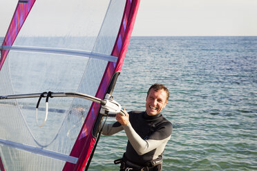 Glücklicher Mann beim Windsurfen auf dem Meer - VABF000106