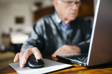 Hand of senior man using mouse, close-up - JRFF000358