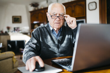 Porträt eines älteren Mannes mit Laptop zu Hause - JRFF000360