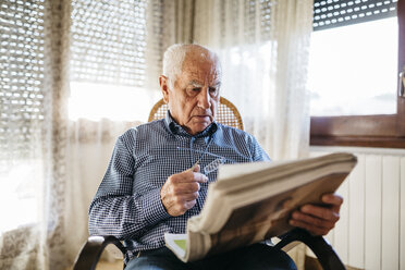 Älterer Mann liest zu Hause Zeitung - JRFF000373