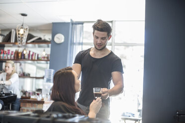 Frau im Friseursalon erhält eine Tasse Kaffee - ZEF008201