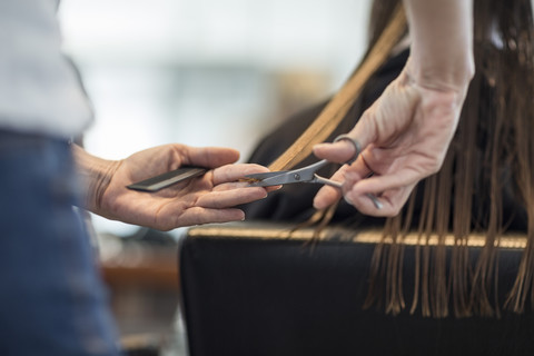 Friseur schneidet Haare eines Kunden, lizenzfreies Stockfoto