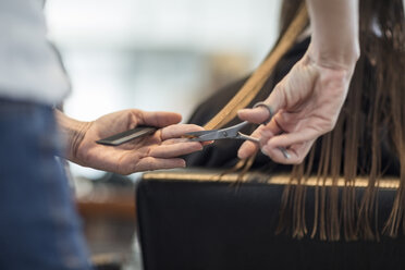 Friseur schneidet Haare eines Kunden - ZEF008205