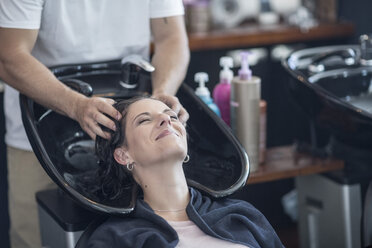 Frau im Friseursalon, die sich die Haare waschen lässt - ZEF008207