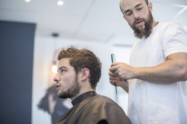 Junger Mann beim Friseur - ZEF008209