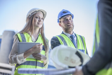 Architekt und Ingenieur besprechen das Projekt auf der Baustelle - ZEF008239