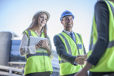 Architekt und Ingenieur besprechen das Projekt auf der Baustelle - ZEF008240