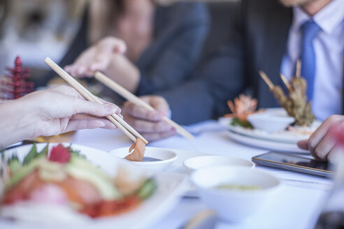 Geschäftsleute beim Mittagessen im Restaurant - ZEF008255