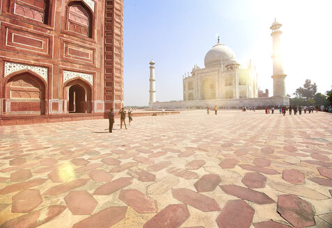 India, Uttar Pradesh, Agra, Taj Mahal - DISF002342