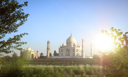 India, Uttar Pradesh, Agra, Panorama of Taj Mahal with guesthouse left, Yamuna river - DISF002347