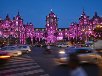 Indien, Maharashtra, Mumbai, Chhatrapati Shivaji Terminus bei Nacht, Verkehr - DISF002353