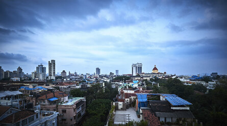 Indien, Mumbai, Stadtbild am Abend - DISF002357