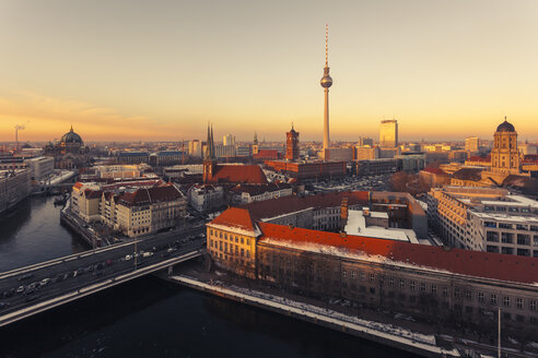 Deutschland, Berlin, Berlin-Mitte, Panorama, Stadtbild bei Sonnenuntergang - ZMF000454